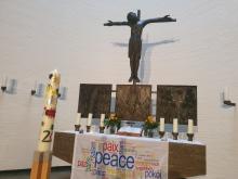 Die Osterkerze 2022 ist in der Ansgarkirche Elmshorn eingetroffen