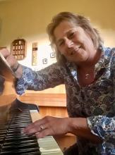 Britta Heyland am Klavier