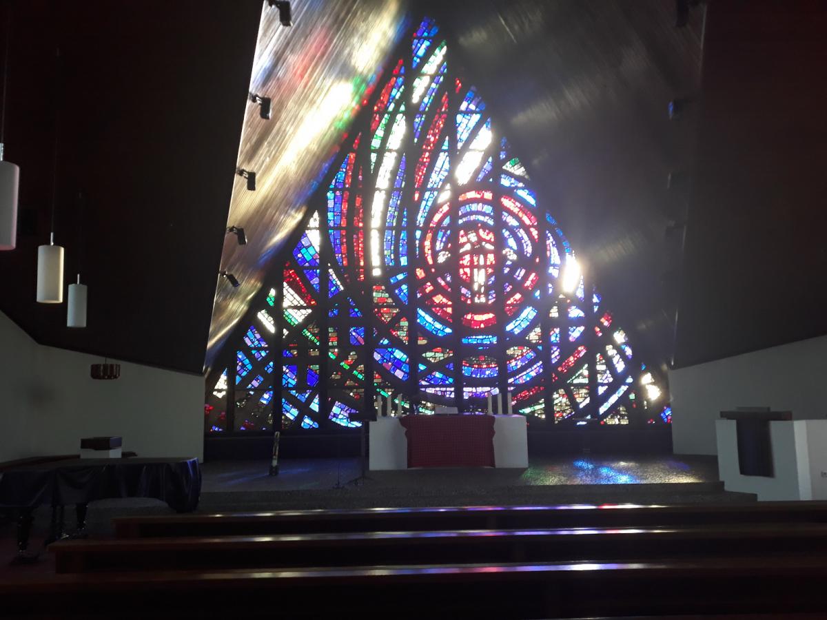 leuchtendes Fenster in der Lutherkirche 