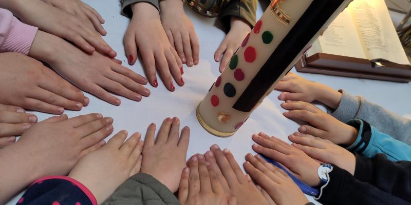 die neue Osterkerze hat die Timm-Kröger-Schule für uns gestaltet