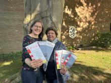 Corinna Schmucker und Miriam Kunkel zeigen die aktuellen Faltblätter der Trauerlandschaften.