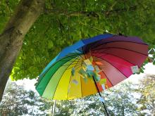 ein bunter Regenschirm mit guten Wünschen